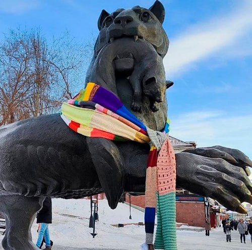 Иркутск попал в список популярных направлений для летнего отпуска в 2026 году Как сообщает Лента ру со ссылкой на данные Авиасейлс столица Прибайкалья вошла в первую десятку городов РФ для отпуска летом На первом месте в стране Сочи Далее идут Калининград Москва Санкт Петербург Минеральные Воды Горно Алтайск Иркутск Новосибирск Махачкала и Владивосток При этом Иркутск один из тех городов где россияне планируют отдыхать дольше всего в среднем 13 дней Самыми популярными зарубежными направлениями стали Турция Китай Армения Италия Черногория Испания Узбекистан Индонезия Мальдивы и Франция