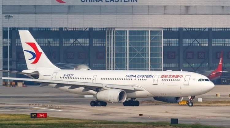 Роспотребнадзор опроверг сообщения об отравлении на рейсе China Eastern Ранее Telegram канал Shot Проверка сообщил что 7 декабря пассажиры рейса Шанхай Москва почувствовали себя плохо через 1 5 часа после обеда У многих якобы началась диарея и рвота Со слов пострадавших они могли отравиться рисом Часть пассажиров после жалоб пересадили в первый класс Telegram канал сообщал что у некоторых до сих пор сохраняется температура По данным управления Роспотребнадзора по Московской области случаев массового отравления пассажиров рейсов Шанхай Москва прибывших в аэропорт Шереметьево на этой неделе выявлено не было В Роспотребнадзоре уточнили что в самолетах не было лиц с повышенной температурой не фиксировались жалобы на состояние здоровья В здравпункты аэропорта пассажиры этих рейсов не обращались сообщает пресс служба ведомства   Новости Китая ЭКД