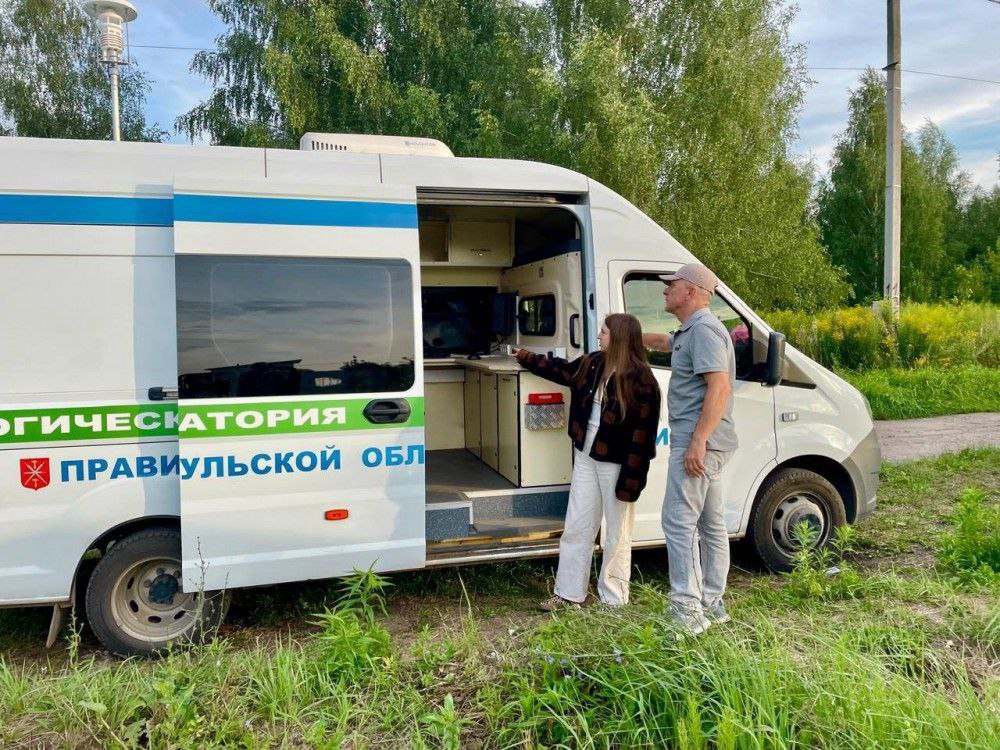 Стали известны новые результаты мониторинга воздуха в Новомосковске Об этом сообщает министерство сельского хозяйства, природных ресурсов и экологии Тульской области. 10 августа специалисты продолжили мониторинг воздуха при северо-западном направлении ветра. Результаты оказались положительными. Анализ показал: превышений предельно допустимых концентраций загрязняющих веществ и посторонних запахов не зафиксировано. От жителей поступила одна жалоба на запах, но оперативная проверка не подтвердила каких-либо нарушений. Отметим, что ко второй проверке присоединился председатель ТРОО «Экологическая защита» и член Общественной палаты Тульской области Вадим Баранов. Мониторинг атмосферного воздуха продолжается: следующие проверки пройдут 13 и 14 августа. Источник
