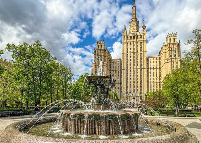 Сезон фонтанов открылся в Москве, сообщил мэр столицы Сергей Собянин. Фонтаны заработали на ВДНХ, Манежной площади, Парке Победы, у Большого театра и в других известных местах города.