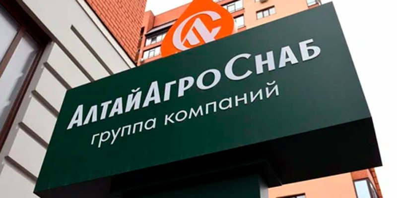 Алтайагроснаб национализировали по иску Генпрокуратуры Новосибирский областной суд решил обратить имущество барнаульского агрохолдинга Алтайагроснаб в доход государства Он удовлетворил апелляционную жалобу Генпрокуратуры РФ на решение Заельцовского районного суда Новосибирска который до этого отказался национализировать актив сообщила пресс служба ведомства Генпрокуратура Минфин РФ и Росимущество подали иск об изъятии Алтайагроснаба в Заельцовский райсуд ещё в марте 2025 года По версии федеральных властей холдинг создал бывший руководитель Южно Сибирского управления Росприроднадзора Андрей Фролов который якобы незаконно совмещал госслужбу с предпринимательской деятельностью Ответчиками оказались сам Фролов которого подозревают в коррупции его пять родственников а также Александр Летягин владеющий активами которые прокуратура связывает с Фроловым Кроме того среди ответчиков оказались Анна Майстренко Екатерина Летягина Любовь и Сергей Лактюшины и следующие компании Алтайагроснаб ААС Агро ААС Корма ААС Логистика Алтайагрополе АСС Оил КФХ Велес Милк Парк Алтайская транспортная компания Восток все Алтайский край и калининградское ООО Каркаде Суд первой инстанции национализировал три земельных участка жилой дом четыре нежилых помещения 13 транспортных средств квартиру в России ещё четыре квартиры в Турции две в Грузии одну в Таиланде и ООО Алтайская транспортная компания Их общая стоимость оценивалась в 460 млн рублей Но Алтайагроснаб в первой инстанции не отдали государству Теперь же компанию которая оценивается в 10 млрд рублей национализируют При этом изначально Генпрокуратура публично заявляла что сумма всех требований к Фролову составляла 480 млн Сейчас по данным сервиса Контур Фокус Алтайагроснаб принадлежит Александру Летягину Выручка компании в 2024 году составила 2 7 млрд рублей увеличившись на 13 по сравнению с 2023 м а чистая прибыль 92 млн данных за 2025 год пока нет Агрохолдинг выпускает растительное масло и кормовую продукцию Компания также регулярно получала госконтракты на хранение зерна из федерального интервенционного фонда от Объединённой зерновой компании Подписаться Прислать новость Помочь бустами