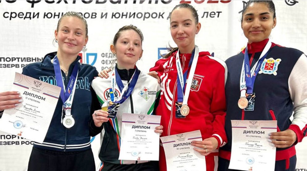 ПЕРВЕНСТВО РОССИИ Петербургские спортсмены успешно стартовали на молодежном первенстве России по фехтованию, который проходит в Туле. В личных соревнованиях по сабле Алина Королёва и Карина Таллада завоевали серебряную и бронзовую медали, соответственно. В четвертьфинале Алина одержала победу над Марией Зинюхиной из Самарской области 15:14 . Карина обыграла Полину Калинину Новосибирская область с таким же счетом. В полуфинальном поединке обе петербурженки оказались на одной дорожке, и встреча закончилась с преимуществом Алины Королевой 15:6 . В финальной встрече наша землячка уступила сопернице из Новосибирской области Эвелине Поповой 9:15 . Алина Королёва – воспитанница СШОР «Комета», Карина Таллада представляет «Училище олимпийского резерва №1» и спортивную школу профсоюзов «Спартак». В командных состязаниях по сабле среди женщин в активе команд с берегов Невы – также серебряный и бронзовый комплект наград. В четвертьфинале команда Санкт-Петербург-1 в составе Анастасии Анацкой, Алины Королёвой, Анастасии Серебренниковой и Златы Шапошниковой одержала победу над сборной Самарской области 45:35 . А Дарья Беляева, Марьяна Ермилова, Карина Таллада и Таисия Травкина из команды Санкт-Петербург-2 выиграли четвертьфинальную встречу у первой команды Москвы 45:43 . Полуфинальное дерби петербургских команд завершилось победой первой сборной с берегов Невы со счетом 45:38 . В финальных боях за золотую награду наш коллектив уступил 2 очка второй команде Москвы 43:45 . Борьба команды Санкт-Петербург-2 за третье место увенчалась победой над сборной Новосибирской области 45:40 . Спортсменки защищают честь СШОР «Комета» и «Училища олимпийского резерва №1». #МыСпортивныйПетербург #СпортивнаяСтолица #Фехтование #ПервенствоРоссии