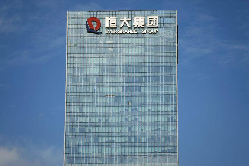 Ещё пару лет назад Evergrande считалась строительным монстром Китая, а теперь её имущество расходится по миру, как товар на распродаже «всё по 3 рубля». За полтора года ликвидаторы смогли вернуть меньше 1% от того, что компания должна кредиторам — всего $255 млн. Деньги выручили за счёт продажи всего, что можно было сбыть: машин, клубных карт, школьных долгов и даже картины Моне. Какой именно шедевр ушёл — никто не говорит. Когда-то активы застройщика оценивались в $250 млрд, а сейчас под управлением остались сущие крохи, и даже они вряд ли полностью достанутся кредиторам. У компании висят 1300 недостроев в 280 городах Китая, и распутать это всё — как разбирать рухнувший небоскрёб по кирпичу. История закономерная: брали займы, строили, накапливали долг до $300 млрд, сорвали выплаты, акции рухнули на 85%, а теперь компанию выкидывают с биржи. Когда-то «империя бетона», а сегодня — просто распродажа остатков.