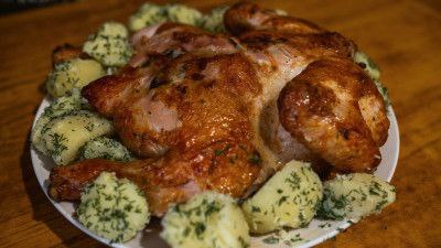 64 нарушений Готовую еду с доставкой исследовали в Роспотребнадзоре Жители Мурманской области могут крупно рисковать здоровьем заказывая готовую еду с доставкой в сфере услуг считают специалисты Роспотребнадзора Провели лабораторное исследование образцов готовой продукции 64 блюд изготовлены с нарушениями и не отвечают нормам СанПИН В 19 образцах обнаружили патогенную микрофлору Известно что лабораторные исследования проводили совместно со специалистами Ассоциации производителей и поставщиков готовой еды в том числе технологами Анализировали состав 900 проб Роспотребнадзор обращает внимание на рост рынка промышленно произведенной и доставляемой готовой еды и на необходимость введения специальных правил ее производства и транспортировки Сегодня в нормативной базе отсутствует единое определение этой категории продукции и учет ее технологических особенностей что создает правовой пробел и повышает риски для потребителей говорится в сообщении