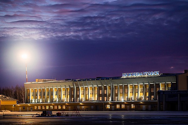 Реконструкция аэродрома в аэропорту Нижневартовска предварительно оценивается в 12 6 млрд рублей Реконструкция аэродрома в аэропорту Нижневартовска предварительно оценивается в 12 6 млрд рублей Последняя модернизация взлетно посадочной полосы здесь проходила в 1997 году Об этом пишет РЖД Партнер Как отмечает издание региональные власти предлагают удлинить ВПП на 300 м в том числе для взлета посадки самолетов ВВС до 3 5 тыс м произвести устройство новой рулежной дорожки увеличить число мест стоянок воздушных судов Как сообщил замминистра экономического развития РФ Святослав Сорокин работы по реконструкции аэродромной составляющей аэропорта изначально предполагались но на сегодня в комплексном плане развития инфраструктуры их нет aviaru net n289668