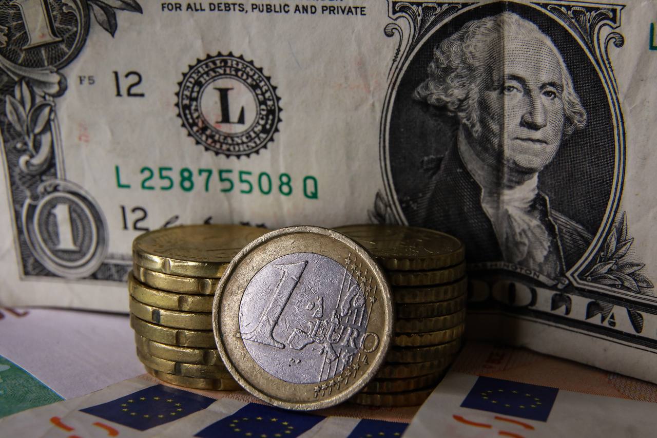 Россияне стали держать на вкладах вдвое меньше иностранной валюты В 2025 году если сравнивать с положением вещей в 2022 году валютные вклады стали штучным продуктом для банков пишет РБК со ссылкой на данные Центробанка В начале 2022 года объём валюты составлял 93 млрд К сентябрю 2025 года он сократился до 40 млрд При этом по словам экспертов большая часть от этих денег может быть сосредоточена в руках нескольких десятков человек Валютные вклады в российских банках сейчас открывает узкая прослойка россиян счёт идет на десятки клиентов подчеркнули в Сбере Сергей Коньков ДП Подписаться на ДП в Telegram MAX