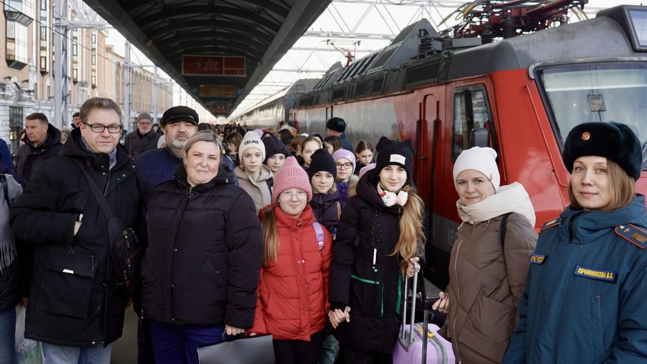 Педагоги из Мариуполя приехали в Санкт-Петербург повышать свою квалификацию  Программу образовательного маршрута для педагогов подготовила Санкт-Петербургская академия постдипломного педагогического образования имени К. Д. Ушинского.  Уже завтра педагоги начнут знакомиться с образованием в Петербурге.   В программу войдут семинары «Использованиетехнологий искусственного интеллекта в образовании», «Развитие социального капитала школы как условие построения современной мотивирующей образовательной среды», посещение Санкт-Петербургского кадетского бала в Таврическом дворце в рамках XV Петербургского образовательного форума.