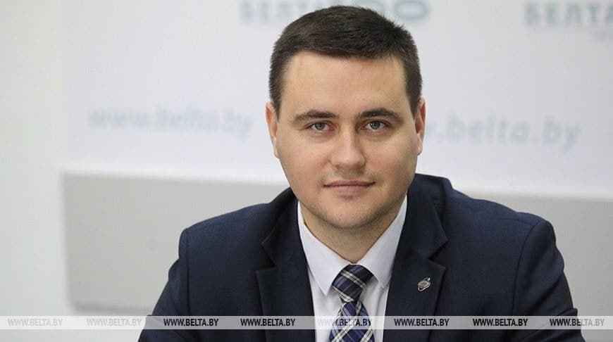 Андрей Иванец избран председателем республиканского общественного объединения "Белая Русь". Иванец занимает должность министра образования, но совмещать госслужбу с общественной деятельностью - можно. Партию "Белая Русь" недавно возглавила Ольга Чемоданова. Прислать новость