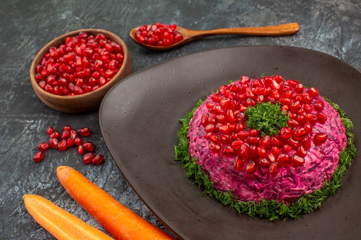 О смертельной опасности новогодних салатов предупредили эксперты в Новосибирске Любой салат может стать источником пищевого отравления будь то оливье селедка под шубой или мимоза В салатах перемешано множество продуктов с разной стойкостью хранения и поэтому бактерии быстрее в нем размножаются К тому же салаты чаще всего заправляют майонезом а это благоприятная среда для размножения микробов напоминают эксперты новосибирского Роспотребнадзора Салаты оливье сельдь под шубой хранятся не более 12 часов после приготовления Винегрет может продержаться до 18 часов масло лучше добавлять сразу перед подачей на стол Холодец можно хранить максимум 12 часов Жареная или запеченная курица будет пригодна в пищу не более 36 часов Красную икру нельзя хранить в открытой банке больше 5 6 дней Подписаться на наш канал в MAX