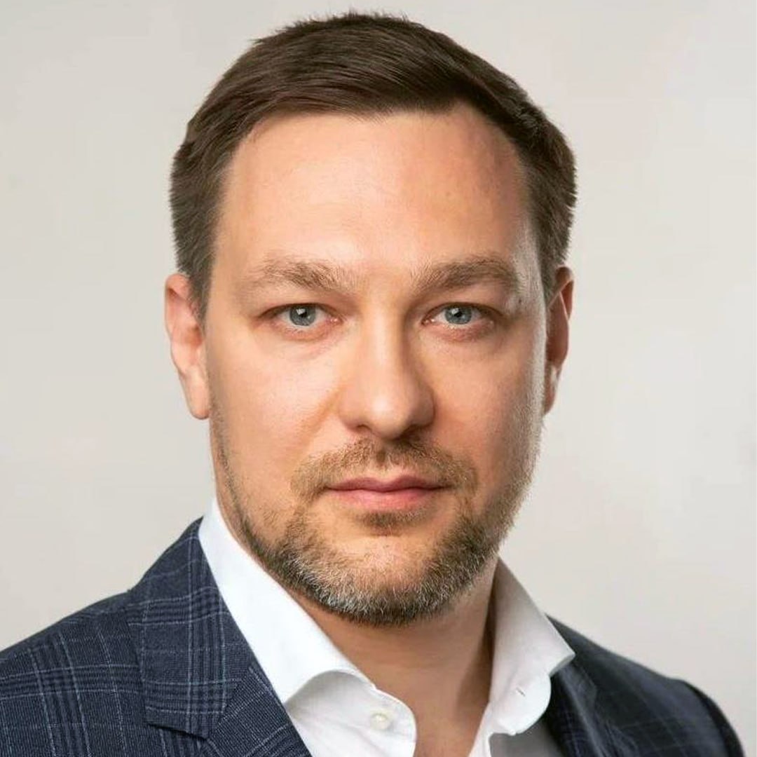 У Самолета новый руководитель региональных проектов  Алексея Федорова назначили управляющим директором направления.   Федоров в «Самолёте» с 2024 года, до этого возглавлял кластер девелоперских проектов.   Под его руководством реализовано более 700 тыс. м² недвижимости.