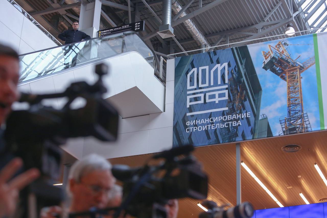 IPO Дом РФ станет знаковым событием для российского рынка инвестиций Финансовый институт официально объявил о намерении провести IPO на Мосбирже в нынешнем году Соответствующее сообщение появилось 10 ноября на сервере раскрытия информации Пока с начала года первичных размещений акций в России случилось только два ПАО ДжетЛенд Холдинг в марте привлекло на СПБ Бирже 476 млн рублей а ПАО Глоракс в конце октября продало акции на Московской бирже на сумму 2 1 млрд IPO Дом РФ на этом фоне обещает стать просто гигантским По словам главы госкомпании Виталия Мутко произнесённым в октябре в ходе встречи с президентом России Владимиром Путиным привлечь планируется от 15 млрд до 30 млрд рублей Подробнее читайте в новом материале ДП Дом РФ Подписаться на ДП в Telegram MAX