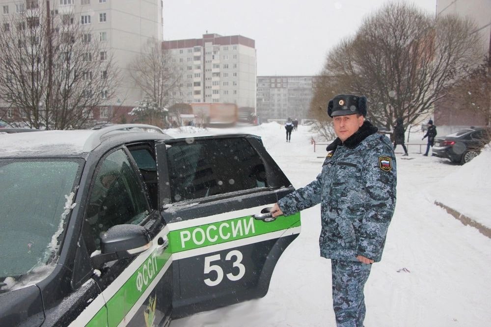 Новгородские приставы задержали 55 лиц, объявленных в федеральный розыск  В минувшем году новгородские судебные приставы по ОУПДС задержали 55 лиц, которые были объявлены в федеральный розыск. Большинство из них совершили тяжкие или особо тяжкие преступления. Часть из них уклонялись от отбытия наказания по ст. 157 УК РФ, длительное время не платили алименты на своих детей.   Наиболее часто судебные приставы по ОУПДС задерживали нарушителей во время принудительных приводов. Во время последнего привода в начале декабря 2024 года – на проспекте Мира в Великом Новгороде, в 6:30 сотрудники УФССП увидели в квартире по указанному адресу свет. На фоне окна был заметен мужчина, который пил чай. Попытка достучаться и дозвониться результата не принесла. Через 2 часа ожидания мужчина вышел на улицу и был задержан судебными приставами.