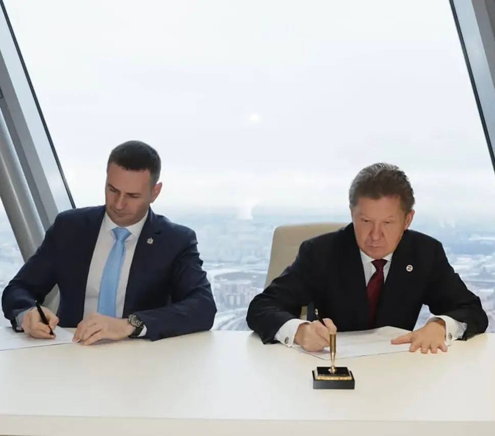 Да будет газ Газпром продлил программу газификации в Хабаровском крае Теперь она рассчитана на 2026 2030 годы Ее подписали председатель правления компании Алексей Миллер и губернатор Дмитрий Демешин в Санкт Петербурге Газификация затронет несколько районов региона Амурский Вяземский Комсомольский Николаевский Хабаровский и имени Лазо районы Бикинский округ и другие Также Газпром продолжит догазификацию частных домов там куда газ уже проведён Инфраструктурные проекты тоже останутся Это строительство газопровода отвода ГРС 2 Горький и сетей к сёлам Мирное и Тополево а также реконструкция и увеличение мощностей действующих ГРС 1 Ильинка и ГРС 3 Берёзовка