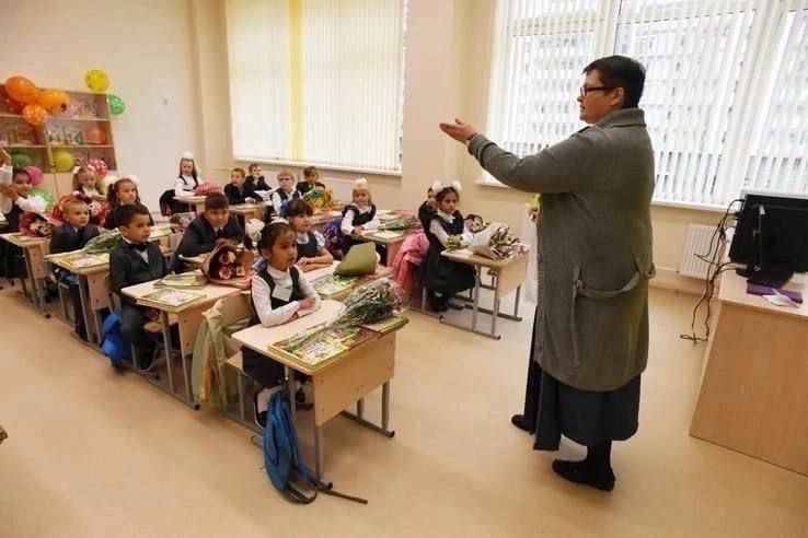 В Ленобласти подвели итоги конкурса на присуждение премии лучшим учителям в 2025 году. Федеральная конкурсная комиссия определила 15 победителей – они получат по 200 тысяч рублей. Юлия Баун, учитель истории и обществознания из школы №6 Тихвинского района; Татьяна Воробьева, учитель начальных классов школы №14 г.Выборг; Виктор Иванов, учитель математики и обществознания Гатчинской гимназии им. К.Д. Ушинского; Анастасия Иванова, учитель математики школы №4 Приозерского района; Марина Кершина, учитель биологии лицея №8 Тихвинского района; Наталья Корнеева, учитель русского языка и литературы Гатчинского лицея №3 им. Героя Советского Союза А.И. Перегудова; Наталья Мавриченко, учитель изобразительного искусства и труда Глажевской школы; Людмила Мамедова, учитель начальных классов Киришской школы №7; Снежана Пачко, учитель английского языка Гатчинской школы №9; Наталья Рогатых, учитель физической культуры Кингисеппской школы №3; Анастасия Скалыга, учитель начальных классов Сланцевской школы №1; Елена Толмачева, учитель математики Киришского лицея имени Героя Российской Федерации Александра Соколова; Рамиль Хабибуллин, учитель истории и обществознания школы №5 г.Всеволожск; Людмила Чмутова, учитель физики и астрономии школы №4, г.Всеволожск; Светлана Янькина, учитель физической культуры Большеколпанской школы. Также комиссией определены 10 лауреатов, по инициативе Александра Дрозденко, им будет выплачено по 100 тысяч рублей – это дополнительная мера поддержки от губернатора, для лучших учителей региона.