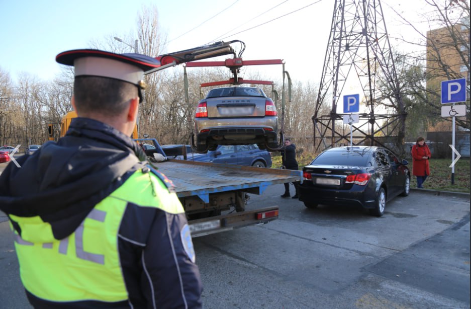 Доступны ли соцобъекты Ставрополя для инвалидов проверяют сотрудники мэрии вместе с госавтоинспекторами Особое внимание обратили на парковки и некоторые автомобилисты еже поплатились за нарушения правил Мэрия совместно с Госавтоинспекцией провели рейд у городской больницы 3 отделения Социального фонда РФ налоговой инспекции и городского комитета труда и социальной защиты населения проверив соблюдение правил парковки на местах для инвалидов В результате были выявлены и эвакуированы автомобили нарушающие правила сообщил мэр Иван Ульянченко Госавтоинспекторы напомнили ставропольцам что парковка на местах для инвалидов без оснований запрещена штраф составляет 5 тысяч рублей Фото мэрия Ставрополя   Stavropol Media Прислать новость
