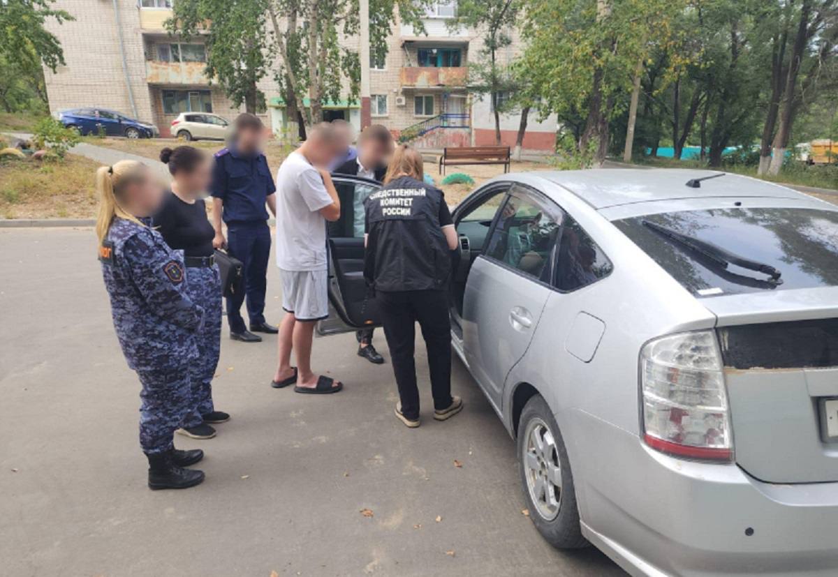 Четверо амурчан напали на инвалида и похитили его 2 сентября в селе Томичи Белогорского округа злоумышленики напали на местного жителя 1998 года рождения Мужчину инвалида избили и насильно усадили в автомобиль А также похитили 25 тысяч рублей наличными После этого нападавшие скрылись с места происшествия Потерпевший обратился за помощью в полицию В кратчайшие сроки полицейские установили причастность к совершению данного преступления четверых молодых людей Все они оказались жителями областного центра 2004 2005 и 2006 годов рождения ampravda