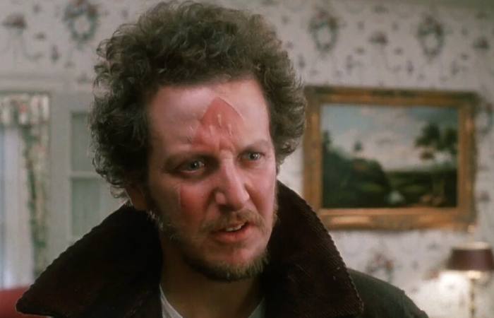 Актёра из Один дома оштрафовали за попытку заказать проститутку Дэниела Стерна наиболее известного по роли одного из грабителей в фильме Один дома оштрафовали за попытку воспользоваться услугами проститутки Инцидент произошёл в одном из отелей Калифорнии где Стерн попытался договориться о платной встрече однако его планы пресекла полиция В результате он был привлечён к ответственности по статье о склонении к проституции и получил денежный штраф ДомЗнаменитостей