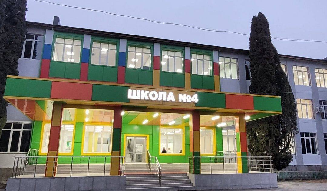 Впервые за несколько десятков лет в школе 4 города Беслан удалось ликвидировать вторую смену Еще три года назад казалось что этот вопрос невозможно решить Родители обращались к Главе республики Сергею Меняйло и их просьбы были услышаны Сегодня благодаря национальному проекту Образование и федеральным программам удалось построить новые объекты и провести капитальный ремонт здания школы Теперь дети будут учиться только в первую смену а педагоги получат возможность работать в более комфортных условиях Элла Алибекова raionka15