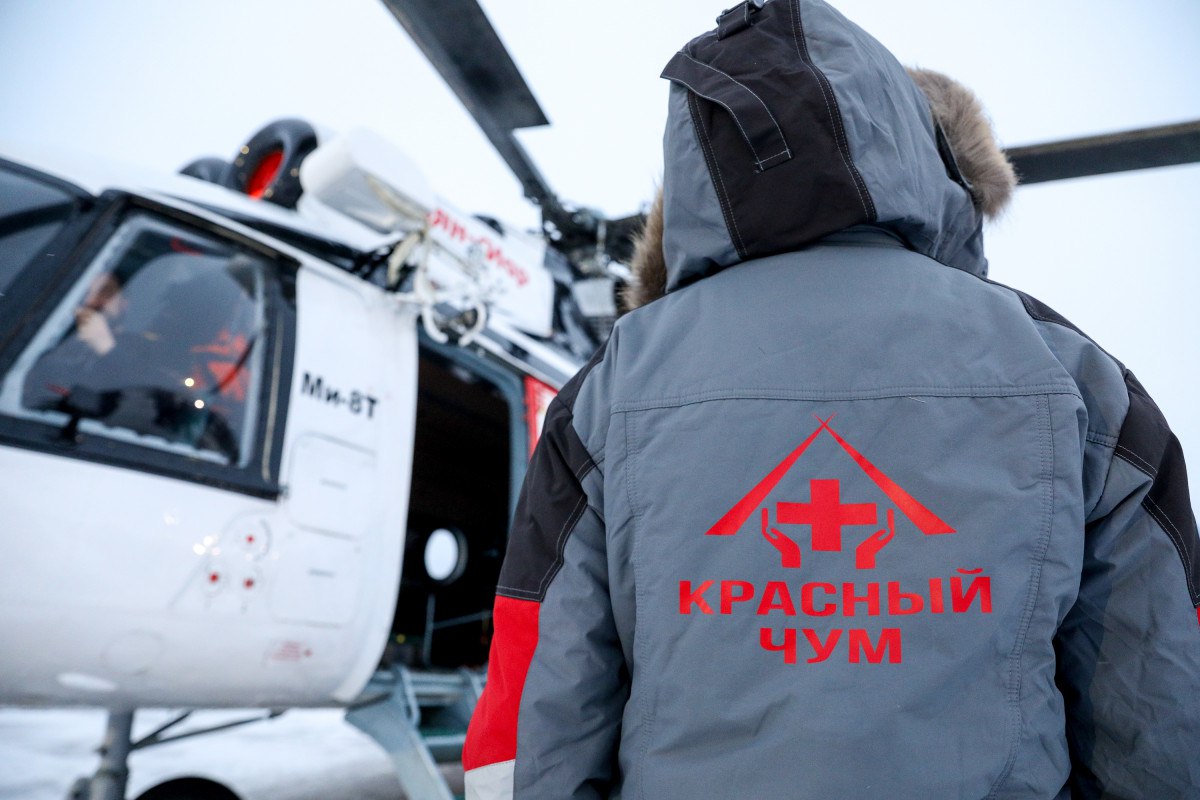 Сегодня в поселок Каратайка вылетели медики Центральной районной поликлиники Заполярного района В течение 10 дней специалисты будут принимать пациентов в рамках ежегодного медико социального проекта Няръяна Мя Красный чум В состав бригады вошли педиатр невролог офтальмолог терапевт стоматолог акушер гинеколог хирург отоларинголог психиатр нарколог рентгенолог врач ультразвуковой диагностики а также 5 сотрудников среднего медицинского персонала Как и в предыдущие годы при поддержке компании ЛУКОЙЛ кочевое население сможет пройти медицинскую диагностику получить назначения врачей а также необходимые медикаменты Напомню благодаря проекту Красный чум в прошлом году в Хорей Вере обследование прошли более 340 пациентов включая 111 человек в составе кочующих оленеводческих бригад
