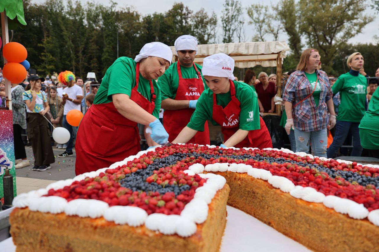 В Железноводске на День города планируют съесть огромный торт .  Ставропольский курорт готовится отпраздновать очередной День рождения и параллельно  расширяет кондитерские возможности.   Ранее в Железноводске уже готовили торт весом более 600 килограммов, это было в 2023 году. В этот раз все пройдет еще с большим размахом.   - Мастер-кондитер приступит к созданию сладкого гиганта, вес которого превысит невероятную отметку в 1 тонну 350 килограммов, - поделился мэр.    "Вечерний Ставрополь" -  .