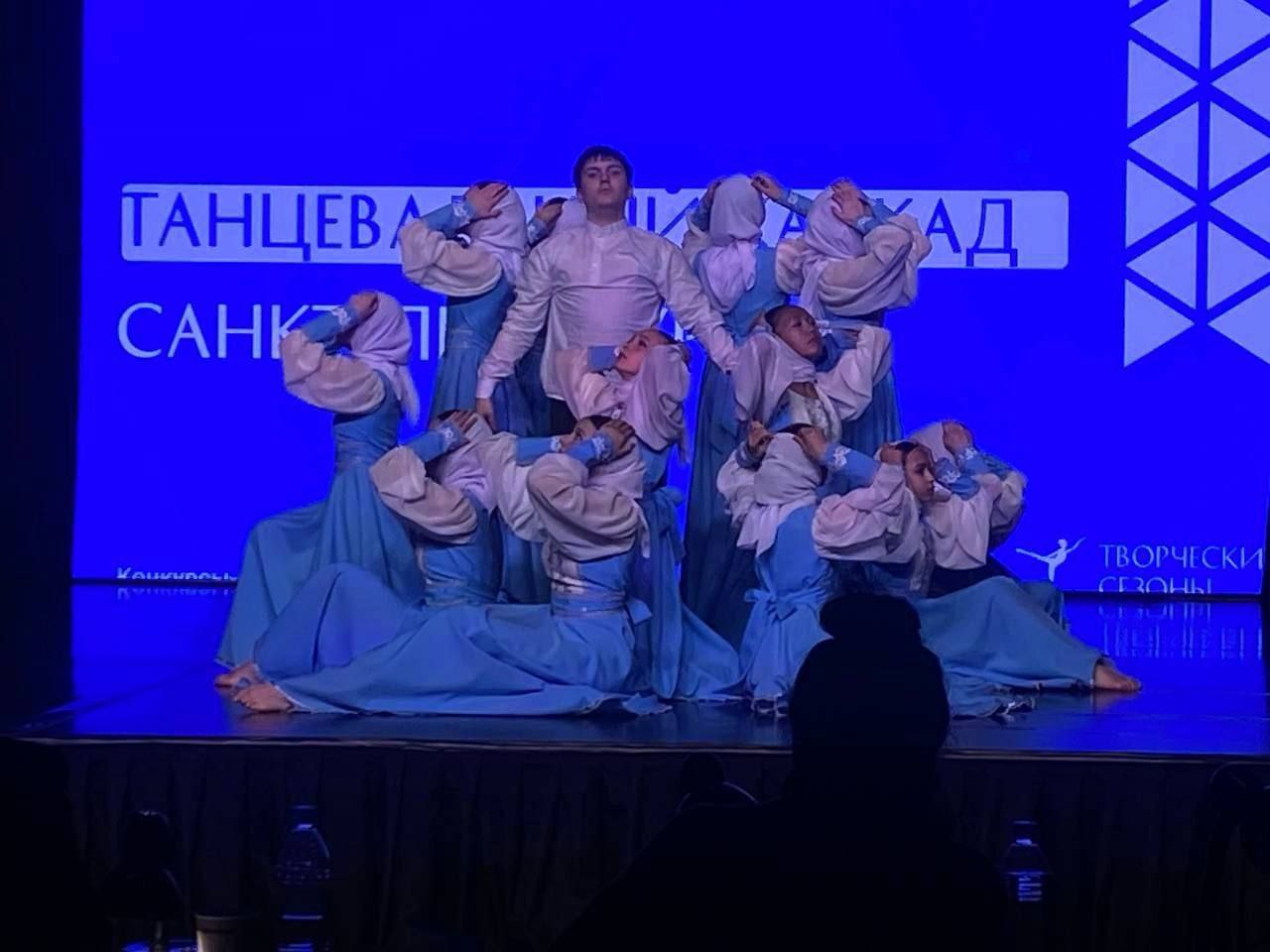 Шок и изумление: все призовые места на международном конкурсе занял хореографический коллектив краснодарской ДШИ №5 На представительном международном конкурсе «Танцевальный каскад. Санкт-Петербург» в Северной столице Краснодар представлял танцевальный коллектив «Золотой каблучок». Среди конкурентов - лучшие хореографические коллективы из Москвы, Минска, Уфы, Санкт- Петербурга, Керчи, Самары, Казани. В жюри - именитые деятели искусства России и ближнего зарубежья. Ансамбль представил на конкурс шесть танцевальных номеров из своего репертуара в разных возрастных группах и номинациях: народный танец, эстрадный танец и современная хореография. Особую похвалу жюри заслужили оригинальность постановок, креативность и инновационный подход к хореографии. Итоговый вердикт жюри вызвал восторг: все призовые места у краснодарцев!