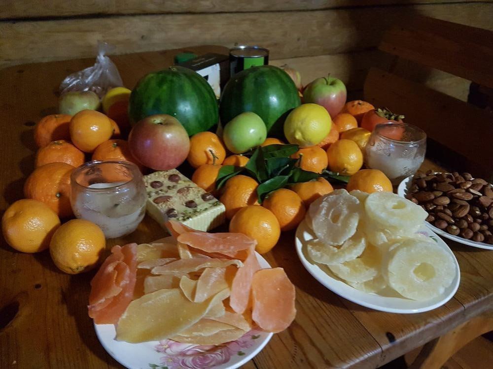 В Госдуме подготовят список продуктов цены на которые будут фиксироваться Председатель комитета Госдумы России по аграрным вопросам Владимир Кашин в разговоре с Парламентской газетой не исключил фиксации цен на некоторые товары первой необходимости По его словам сложившаяся ситуация со стоимостью некоторых продуктов вынуждает к решительным шагам по сдерживанию роста цен Фракция КПРФ внесла несколько проектов законов которые предполагают ограничение торговой наценки сетей на продукты питания первой необходимости рассказал Кашин Для внесения в Госдуму готовится проект закона со списком из пяти видов товаров первой необходимости торговая наценка на которые не должна быть более 10 В частности речь идет о хлебобулочных изделиях молочных продуктах крупах
