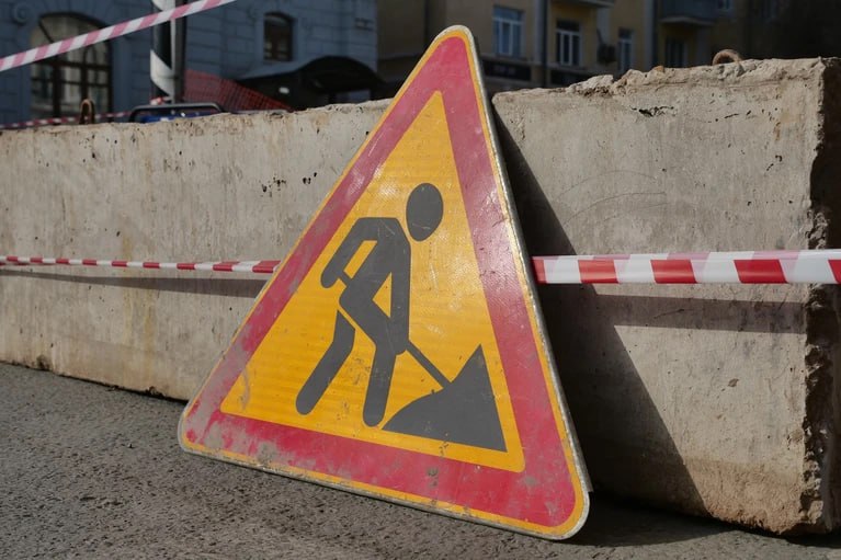 В Новокуйбышевске ограничат проезд на двух улицах из-за ремонта теплосетей Специалисты «Т Плюс» будут реконструировать теплосети. Работы проводятся в рамках подготовки города к очередному отопительному сезону. С 30 мая по 6 июня нельзя будет проехать по улице Свердлова, напротив торгового центра «Миндаль». А с 30 мая по 13 июня на улице Чернышевского придется сузить четную сторону дороги возле дома №12. Автомобилистов просят учитывать эту информацию при планировании поездок.