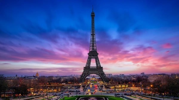 Мужчина переночевал на Эйфелевой башне Он зашёл по билету в 21 35 а вышел только утром в 10 20 следующего дня Охрана обнаружила его на камерах видеонаблюдения при выходе через другой турникет После этого территорию принялись осматривать с собаками ищейками Повреждений не нашли но компания оператор башни уже подала жалобу Полиция ведёт расследование пока неизвестно чем мужчина занимался внутри всю ночь Случай вновь поднял вопрос о надёжности охраны достопримечательности Недавно двое смельчаков спрыгнули с башни с парашютом теперь им предстоит суд Фото Sven Hansche Shutterstock Подписаться на РБК Life