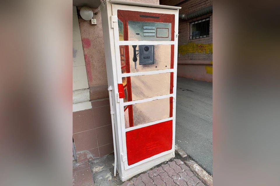 В такой жил Чебурашка: в центре Челябинска появилась ретро-телефонная будка В Челябинске еще несколько технических шкафов превратили в арт-объекты. Металлические ящики рядом с площадью Революции разрисовали сотрудники Детской художественной школы искусств. Шкаф рядом с подземным переходом украсил пейзаж Кировки, другой шкаф указывает путь к театру драмы имени Наума Орлова. А третий превратился в иллюзорную копию советской телефонной будки: издали выглядит реалистично, но войти внутрь и позвонить невозможно. — Впереди еще четыре праздничных дня. Тысячи челябинцев будут гулять по центру города, участвовать в масштабных мероприятиях в честь 80-летия Великой Победы. Уверен, новые рисунки не останутся незамеченными и так же порадуют горожан своей красотой, — прокомментировал работу художников мэр Алексей Лошкин.