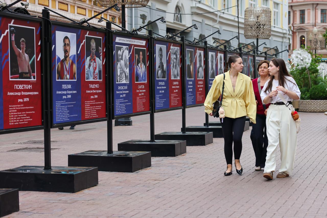 Федерация бокса России обновила фотоэкспозицию, посвящённую 130-летию отечественного бокса. Открытие на Арбате состоялось 15 июля в день рождения российского бокса. В самом сердце столицы можно познакомиться с историей нашего вида спорта, увидеть фотографии всех олимпийских чемпионов по боксу СССР и России, а также имена чемпионов мира и Европы. В этом году вся страна отмечает 80-ю годовщину Великой Победы. Экспозиция на Арбате обновилась, была добавлена информация о боксёрах-героях Великой Отечественной войны: Героях Советского Союзы Владимире Карпове и Борисе Галушкине, Николае Королёве и Сергее Щербакове, Викторе Михайлове, Игоре Миклашевском и многих других. Выставка будет работать до конца августа. Отдай свой голос боксу!