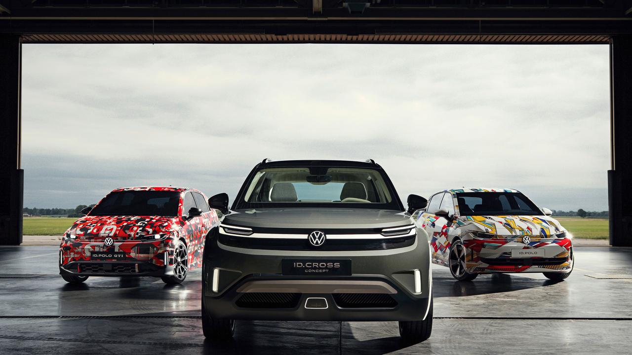 VW разворачивается к народу Немецкий автоконцерн на пресс конференции к выставке IAA в Мюнхене представил целый ряд доступных электромобилей Главная новинка компактный кроссовер ID Cross дебютировавший пока лишь в качестве концептуального прототипа Но вместе с ним были показаны и практически готовые к производству батарейные Polo и новейший городской электропаркетник Škoda Epiq ID Cross относится к той же малоразмерной нише что и бензиновый SUV Volkswagen T Cross модель сопоставима по длине всего 416 см высоте и колесной базе но шире почти на 8 см скорее всего это отличие характерно только для прототипа с огромными колесными арками под 21 дюймовые колеса Дизайн электрического кросса выполнен в стиле Pure Positive автомобиль словно улыбается прохожим Сделан младший электрокроссовер на подробнее evstartnews volkswagen skoda