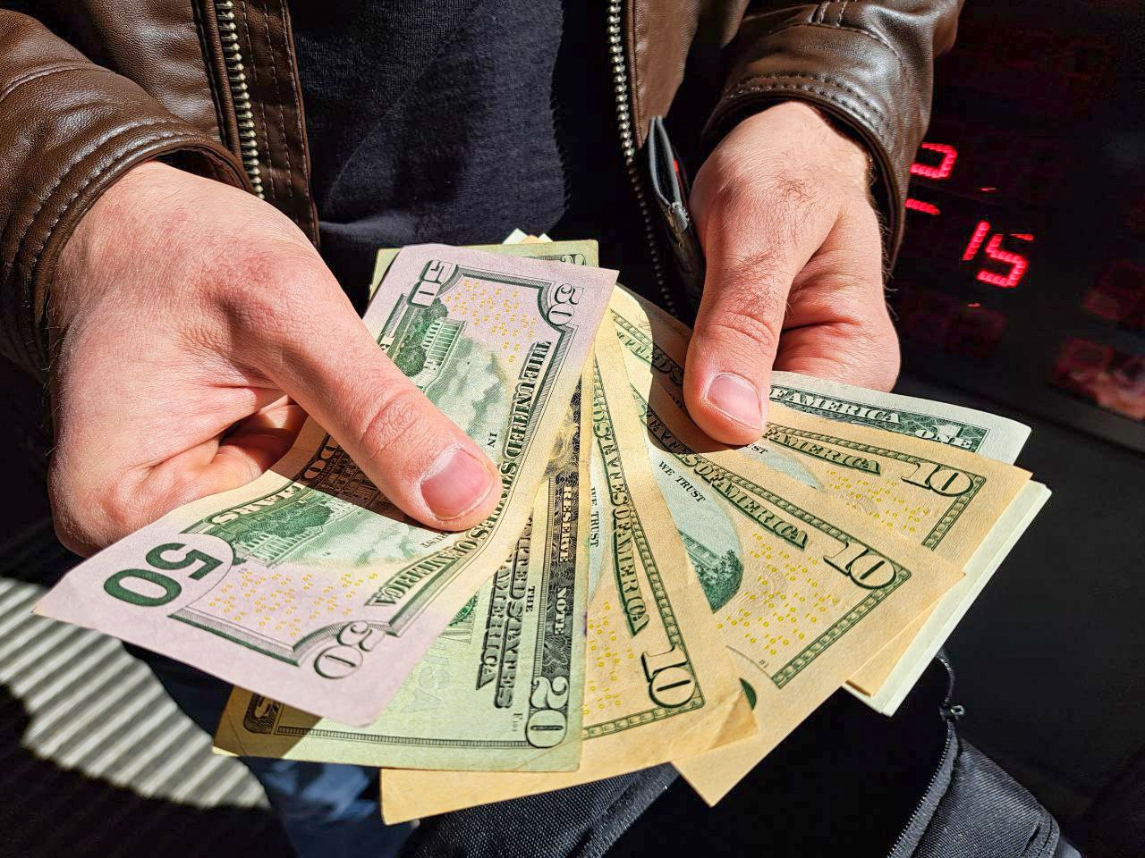 Украина обратилась к Евросоюзу с запросом о финансовой помощи в 1 5 трлн долларов КИЕВ 1 февраля ФедералПресс Украина направила официальный запрос в Евросоюз о предоставлении беспрецедентной финансовой помощи в размере 1 5 триллиона долларов Согласно расчетам украинского минфина сумма в 14 раз превышает объем расходов государственного бюджета страны на 2026 год Подробнее