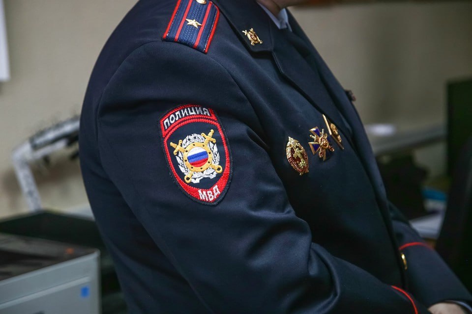 Жители красноярского микрорайона Покровка заподозрили мужчину в приставаниях к детям  В местных телеграм-каналах пишут, что все произошло 24 июля на улице Гагарина  напротив дома № 17, у магазина «Космос» .  Родители школьников  8 и 12 лет  утверждали, что горожанин хватал ребятишек за руки, пытался обнять и даже поднимал на руки. Также о странном поведении мужчины рассказала дочь одной из местных. В итоге красноярцы привязали его к фонарному столбу и удерживали до прибытия полицейских.  Как сообщила пресс-служба краевого МВД, после конфликта горожанина доставили в отдел. Предварительно, каких-либо преступных посягательств по отношению к несовершеннолетним он не совершал. Проверка продолжается.