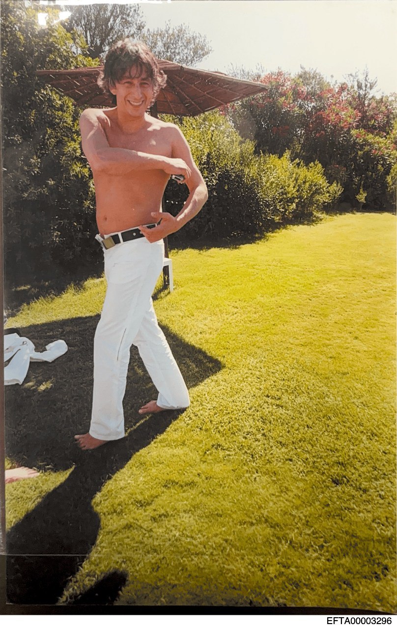 Российский бизнесмен Умар Джабраилов оказался упомянут в материалах по делу банкстера педофила Джеффри Эпштейна опубликованных Минюстом США Об этом пишет журналист Мэтью Купфер который несколько дней назад обнаружил его фото в базе документов В комментарии Baza Джабраилов заявил что не понимает как оказался в этих материалах Он подтвердил что был знаком с Эпштейном но по его словам близкого общения или дружеских отношений между ними не было Бизнесмен предположил что найденная фотография могла быть сделана в 1990 году во время занятий карате banksta