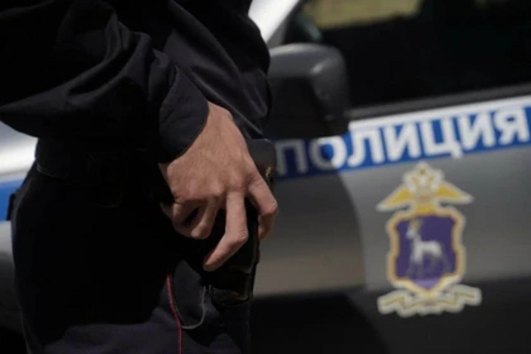 Оренбуржец выместил злость на машинах и автолюбителе Мелодрама разыгралась в ночь на 9 сентября возле многоэтажки по улице Рокоссовского в областном центре 21 летний уроженец Новотроицка выпивал в гостях у девушки После ссоры с ней парень вышел на улицу где повредил припаркованные автомобили и избил владельца машины который попытался его остановить Прибывшие на вызов полицейские задержали дебошира и доставили в отдел