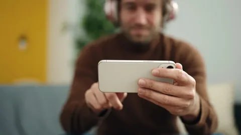 Роскачество проверит 14 игр для смартфонов жанра три в ряд среди которых популярные в России Homescapes и Royal Match на схемы выманивания у игроков денег Результаты станут известны к концу ноября рассказали РИА Новости в организации Подписаться на РИА Новости экономика Все наши каналы