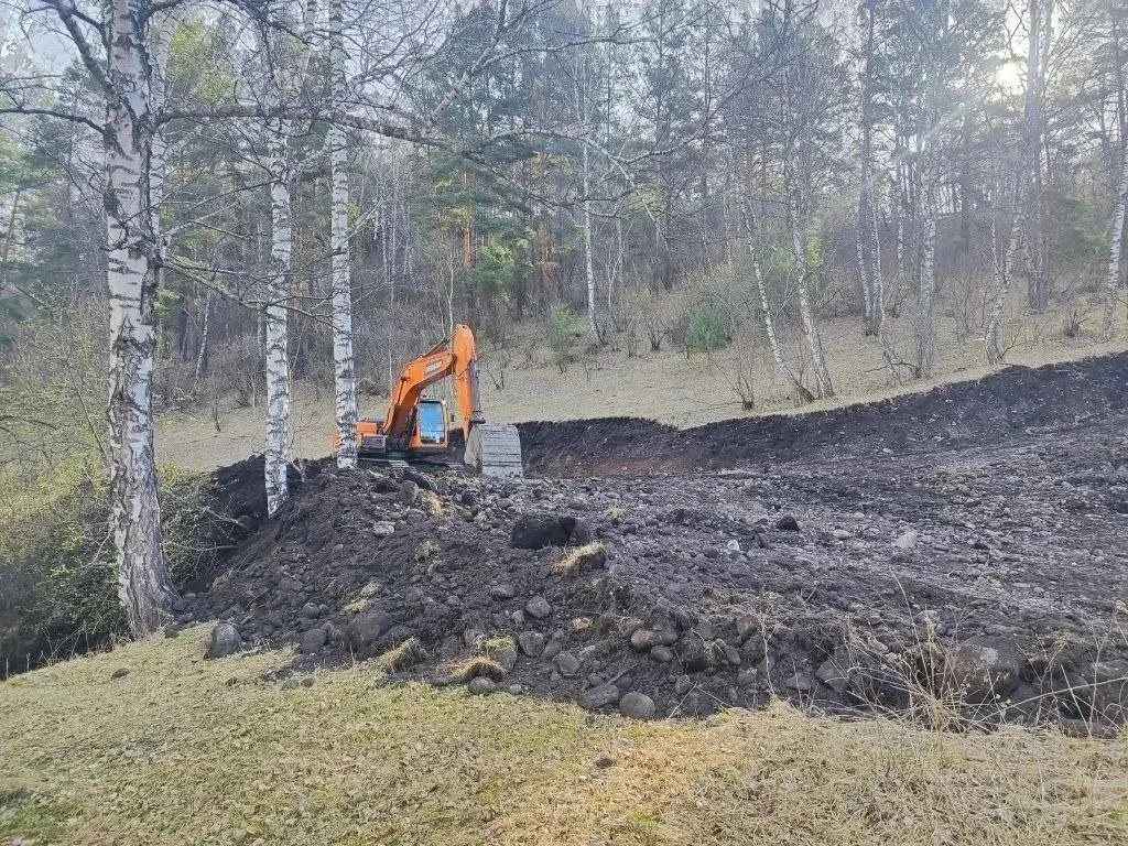Водопровод реконструируют в микрорайоне Аэродром в Чемале подготовка к работам уже началась В администрации района уточняют создадут две новые водозаборные скважины основную и резервную с наземными павильонами построят новый участок наружного водопровода длиной 1 458 км проложиат две линии подземного водовода в одной траншее подключат новый участок к существующей сети магистрального водопровода Работы проводятся в рамках федерального проекта Модернизация коммунальной инфраструктуры национального проекта Инфраструктура для жизни
