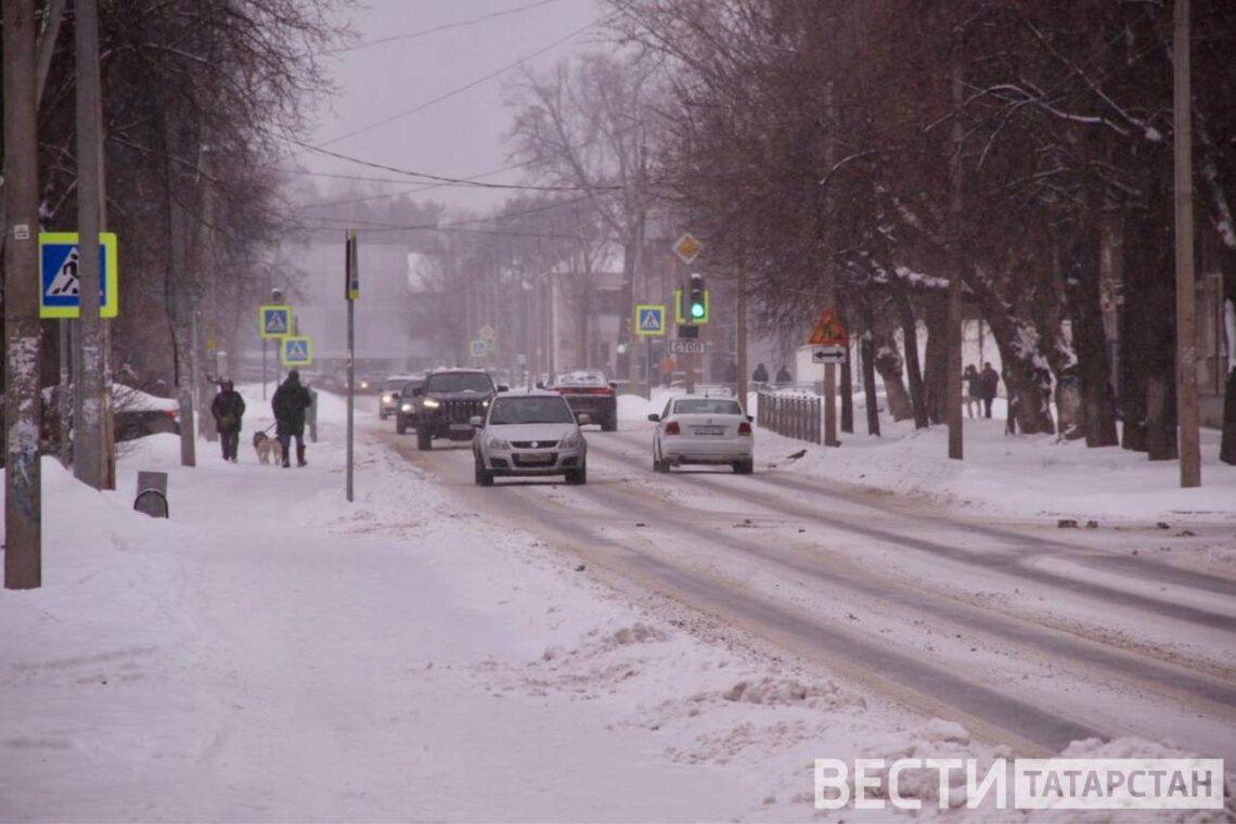 В Татарстане ожидаются туман и гололедица  В ночные часы температуры воздуха составят -1..-6˚, днем 0..+3˚. На дорогах сохранится сильная гололедица. Водителям рекомендуется воздержаться от опасных маневров, особенно связанных с выездом на встречную полосу.  Скорость движения должна соответствовать конкретным погодным и дорожным условиям, чтобы избежать аварийных ситуаций, сообщили в Госавтоинспекции РТ.  Подписаться   Сообщить новости