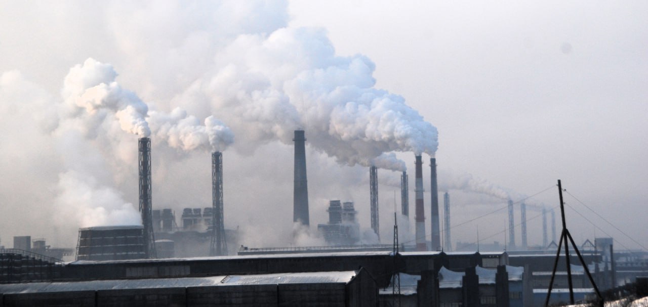 Росприроднадзор РУСАЛ не установил системы автоматического контроля выбросов на заводах в Братске Красноярске и Новокузнецке Росприроднадзор зафиксировал что РУСАЛ не выполнил требование федерального проекта Чистый воздух Компания должна была но не установила системы автоматического контроля выбросов САКВ на заводах в Братске Красноярске и Новокузнецке Срок оснащения источников выбросов истёк 31 декабря 2025 года На алюминиевых предприятиях компании ни одна такая система не введена в установленном порядке САКВ ведёт непрерывные измерения учёт и передачу данных о выбросах загрязняющих веществ обеспечивая прозрачность контроля и ускоряя выявление превышений нормативов Фактически эта система позволила бы государству реально понимать какие выбросы и в каком объёме производят заводы Используемые сегодня методики неточны и позволяют манипулировать данными поэтому вредные производства избегают крупных штрафов и медлят с модернизацией По данным ведомства около 70 предприятий обязанных установить САКВ не выполнили требования в срок Руководитель Росприроднадзора Светлана Радионова сообщила что компаниям нарушителям направляются предостережения о недопустимости нарушений   Иркутск политический в МАХ   Подпишитесь на Иркутск политический