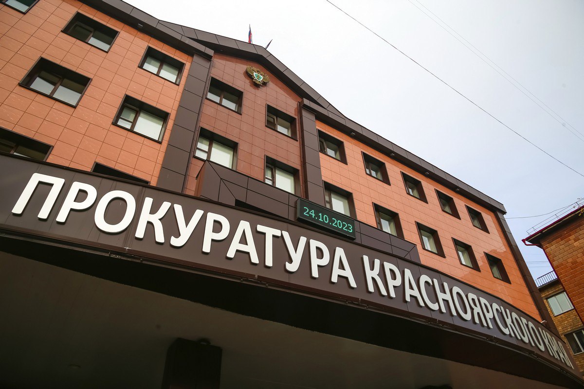 В 2024 году со счета красноярца банк списал 140 тысяч рублей. Сумма немалая, мужчина пытался разобраться, за что. Так он узнал о крупном кредите на свое имя. Обратился в полицию. Там выяснили, что долг на красноярцы повесили мошенники. Было заведено уголовное дело. В суде первой инстанции мужчина представил информацию от полиции. Также подтверждение, что не давал разрешения переводить средства со своего кредитного счета кому либо. Однако суд все равно встал на сторону банка. И тогда мужчина обратился в прокуратуру. Здесь ему помогли составить жалобу на несправедливое судебное решение в вышестоящий суд. Прокурор подготовил текст жалобы, сформулировал тезисы для истца. И вот краевой суд отменил решение суда первой инстанции.