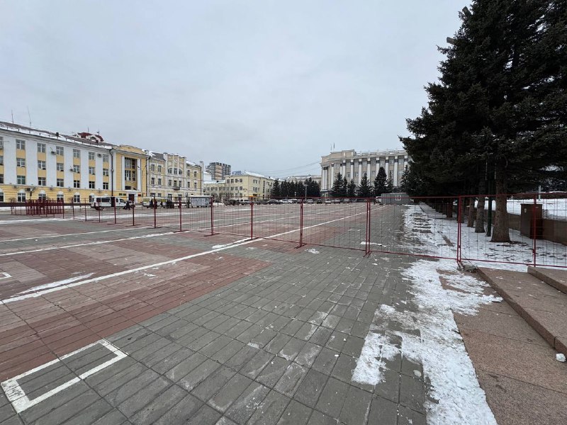 Главную площадь Улан Удэ начали огораживать здесь начинаются работы по подготовке Новогоднего городка В этом году городок будет оформлен в тематике Путешествия на Байкал Посетителей порадуют ледяные буузы скамейки с изображением омуля а также фигура Белого старца Традиционно будут установлены ледяные скульптуры Деда Мороза и Снегурочки а также композиция Звёздное небо световой шар и символ 2026 года Красная огненная Лошадь на фоне световых цифр Каким будет городок и во сколько он обойдётся бюджету города можно прочитать здесь Новости Бурятии