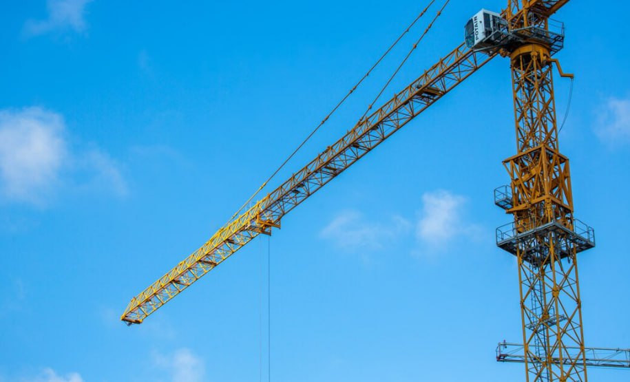 Ущерб в деле о лжестроителях в Ростовской области вырос до 1 млрд рублей Продолжается расследование уголовного дела в отношении трех партнеров лжестроителей Фигуранты получили 1 млрд рублей от более чем 300 граждан за строительство домов но обязательства не выполнили Арестовано имущество на 116 млн рублей поделилась замначальника ГУ МВД России по Ростовской области Юлия Одноралова В ходе следствия был выявлен дополнительный эпизод преступной деятельности злоумышленники легализовали 260 млн рублей преступного дохода