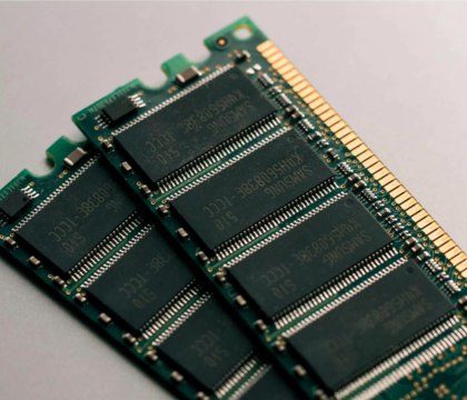 Спотовые цены на DDR4 выросли на 10 за неделю так как поставщики придерживают чипы TrendForce Аналитическая компания TrendForce опубликовала очередной отчет о положении дел на спотовом рынке памяти за период с 7 по 13 января текущего года Согласно их данным цены на DRAM продолжают расти К примеру комплект из 8 микросхем DDR4 3200 общей емкостью 8 ГБ за неделю подорожал 9 64