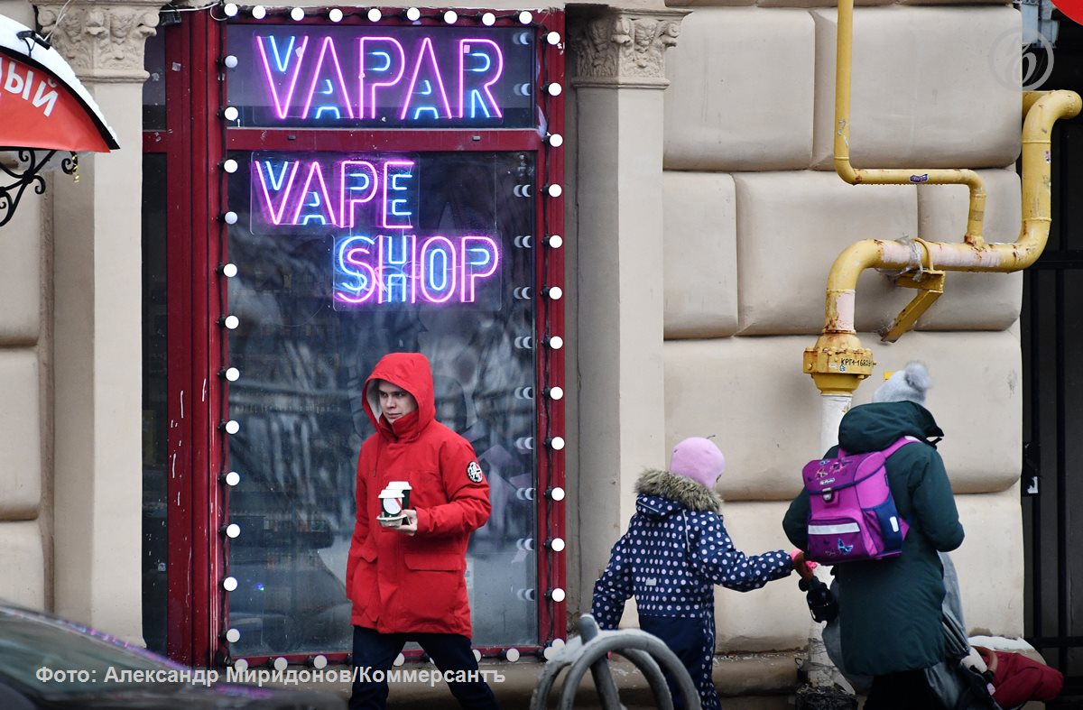 Опора России раскритиковала предлагаемый Минфином и поддержанный некоторыми регионами законопроект разрешающий субъектам РФ запрещать продажу вейпов Как считают в Опоре предложения ориентированные на мгновенные простые решения могут создать лишь иллюзию успеха а на деле открывают ящик Пандоры экономического сепаратизма регионов В качестве альтернативы Опора предлагает ужесточить наказание за продажу такой продукции несовершеннолетним снизить содержание никотина в вейпах продолжать активно их маркировать Вейпы гораздо быстрее оказывают негативный эффект на здоровье чем сигареты подтверждают врачи Ъузнал