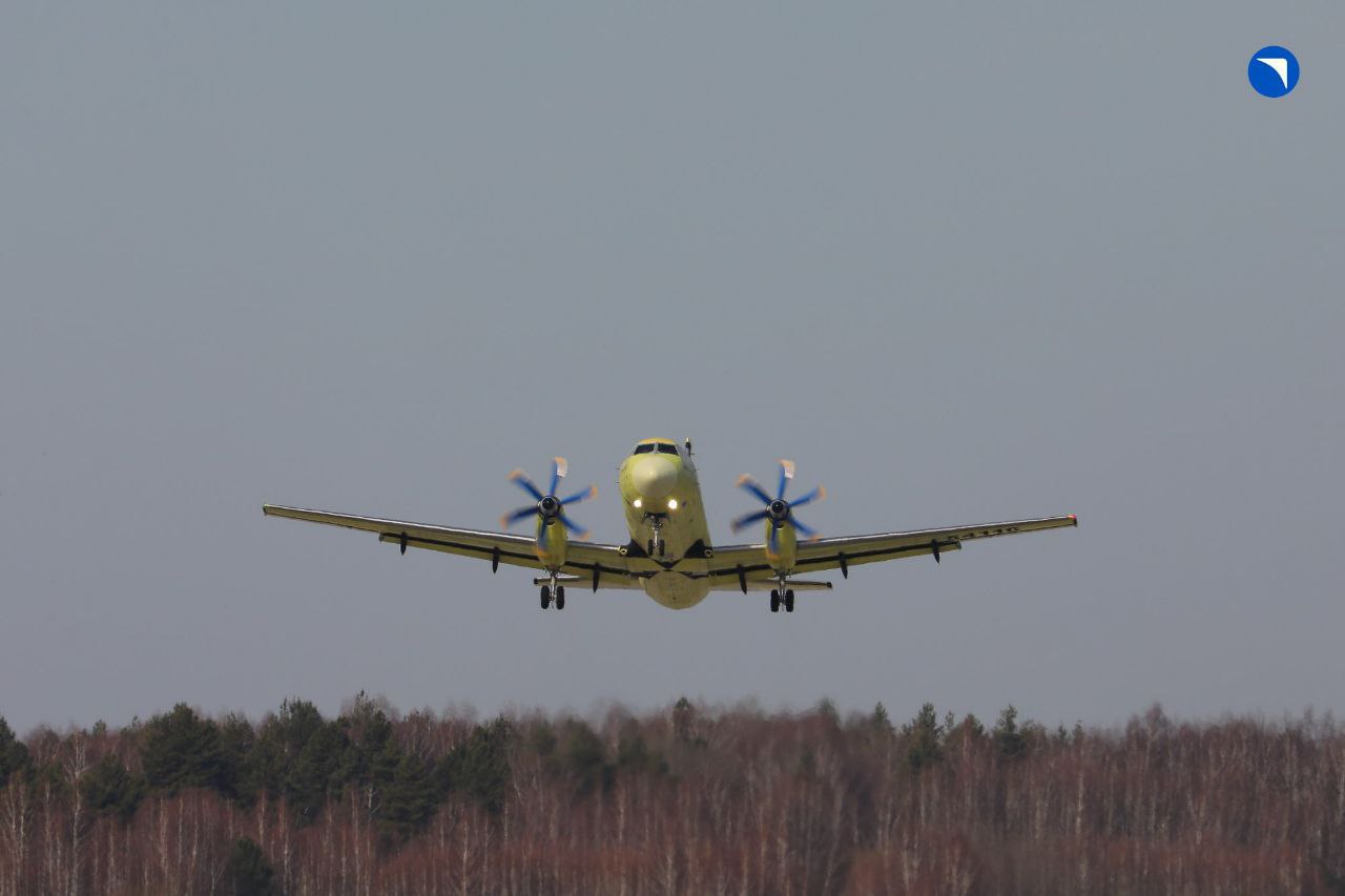 Обновленный Ил-114-300 выполнил более 100 полетов в рамках в рамках сертификационных испытаний Импортозамещенная версия регионального пассажирского турбовинтового самолета Ил-114-300 выполнила 116 полетов по программе сертификационных испытаний 37 полетов за последний месяц . Этим летом прототип машины оснастят новой противообледенительной системой, осенью – интерьером пассажирского салона. Параллельно продолжается работа над силовой установкой ТВ7-117СТ-01. По результатам проведенных летных испытаний самолета Ил-114-300 с двигателя сняты все эксплуатационные ограничения, наложенные на него по результатам сертификации до включения в состав машины. Также выполняется работа по увеличению ресурсных показателей силовой установки. Ил-114-300 предназначен для замены Ан-24 на региональных маршрутах. Первый полет в рамках программы испытаний Ил-114-300 совершил в декабре 2020 года. В августе 2021 года испытания были приостановлены в связи с крушением опытного экземпляра военно-транспортного Ил-112В: он был оснащен теми же двигателями ТВ7-117СТ разработки ОДК-Климов. О возобновлении летных испытаний Ил-114-300 сообщалось в марте 2024 года. Самолет оснастили двигателем ТВ7-117СТ-01, который прошел комплекс доработок. Теперь сертификационные работы по самолету Ил-114-300 планируют завершить до конца 2025 года.