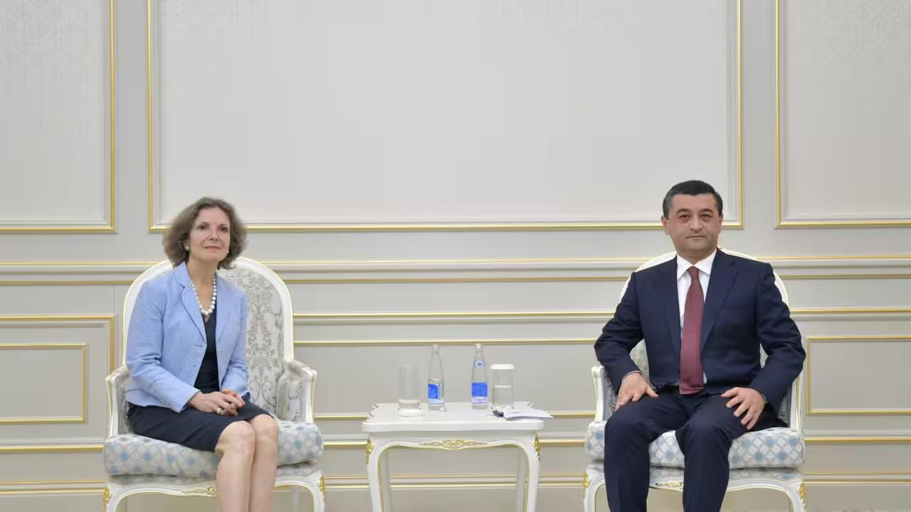 • Посол Франции Аурелия Бушез завершает дипломатическую миссию в Узбекистане Министр иностранных дел Бахтиёр Саидов принял Чрезвычайного и Полномочного Посла Франции в Узбекистане Аурелию Бушез, завершающую свою деятельность в Узбекистане. Глава МИД подчеркнул, что узбекско-французские двусторонние связи за последние годы продемонстрировали беспрецедентную динамику. Страны достигли исторических рубежей, государства стали стратегическими партнёрами. «Мы высоко ценим постоянный вклад госпожи посла в расширение горизонтов наших связей и желаем ей успехов в новых начинаниях», - сказал Бахтиёр Саидов. Остерегайтесь фейков! Это единственный официальный канал . Подпишитесь, чтобы получать достоверные новости и актуальные курсы валют. Вы с Telegram Premium? Поддержите нас одним нажатием. Ссылка на пост: