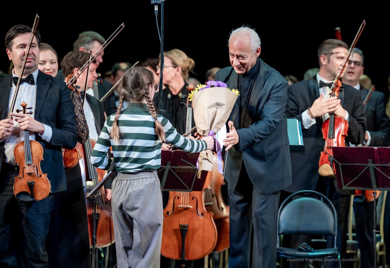 Владимир Спиваков поддержал Челябинск в борьбе за звание культурной столицы В народном голосовании за звание Культурная столица 2027 Челябинск обогнал всех претендентов Слова поддержки мегаполису высказал дирижер Владимир Спиваков На челябинской сцене маэстро выступал 31 октября В этот день в городе состоялся концерт посвященный 80 летию Победы В нем участвовали звезда мировой оперы Хибла Герзмава и Национальный филармонический оркестр России под управлением Владимира Спивакова После концерта маэстро выразил слова поддержки Челябинску в борьбе за звание Культурная столица 2027 обратили внимание в региональном минкульте Сейчас Челябинск лидирует в народном голосовании опережая ближайших соперников Новосибирск и Вологду Такую позицию важно закрепить Во многом это зависит от активности жителей Голосование за культурную столицу продлится до 6 декабря на Госуслугах Победителя объявят 14 декабря Подписаться на vecherchel   Голосовать за канал