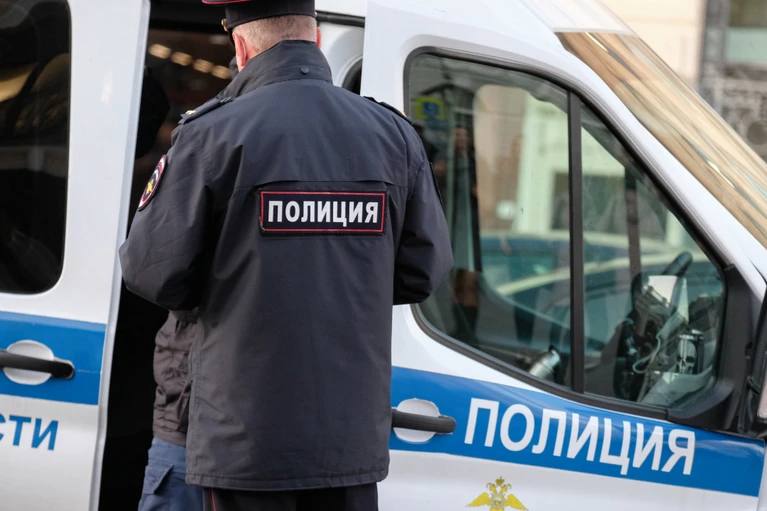 Мошенники обманом лишили жителя блокадного Ленинграда золотого слитка и 1 млн рублей Аферисты облапошили 88-летнего жителя блокадного Ленинграда. Представлялись сотрудниками разных ведомств и убедили передать все сбережения, чтобы не лишиться их. В итоге пожилой мужчина встречался с курьерами преступников несколько раз. В общей сложности он передал 1,1 млн рублей, слиток золота, украшения, иностранную валюту. Когда пенсионер осознал, что его обманули, пошёл в полицию. Уголовное дело по статье «Мошенничество» возбуждено, причастного к преступлению разыскивают. : Артём Килькин : СПб — отдай свой буст нам