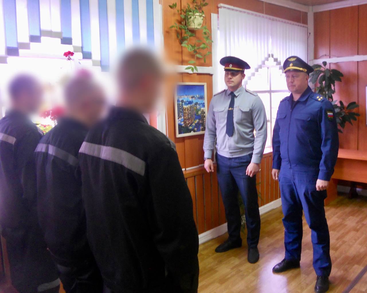 0 Заместитель прокурора республики Николай Осипов посетил ФКУ ИК-1 УФСИН России по Республике Карелия в пгт.Надвоицы В ходе рабочего визита Николай Осипов проверил условия содержания и материально-бытовую оснащенность учреждения, соблюдение режима. Проверка показала, что администрацией в целом принимаются необходимые меры к обеспечению установленных законом условий и порядка содержания граждан. Вместе с тем, с целью устранения ряда выявленных нарушений приняты меры прокурорского реагирования. Кроме того, заместитель прокурора республики провел личный прием граждан, содержащихся в ФКУ СИЗО-2 УФСИН России по Республике Карелия в городе Сегеже. Всем обратившимся даны исчерпывающие разъяснения закона, по поступившим обращениям организованы проверки. Прокуратура Карелии