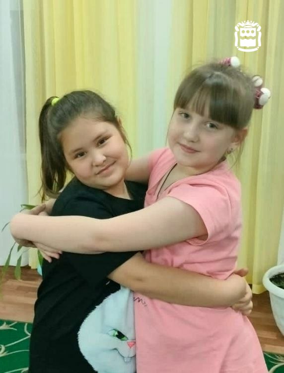 Третьеклашки из Ерофея Павловича стали участниками Всероссийского проекта #Большая перемена С 2025 года он является частью президентского нацпроекта «Молодёжь и дети» Лицеисты из Сковородинского округа Валентина Бальцерова и Анфиса Новокрещёнова успешно прошли первый этап. Девочки представили визитку, рассказали о своих увлечениях и даже создали терапевтическую сказку. Впереди еще несколько этапов. Желаем малышкам отличных результатов! Напомним, «Большая перемена» является флагманским проектом Движения Первых.